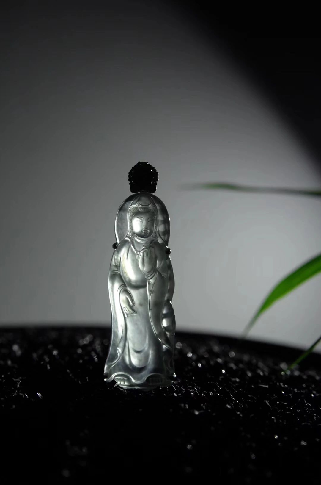 橄榄核雕|既然说灯下不观色，那为什么看翡翠时还要专门打灯？