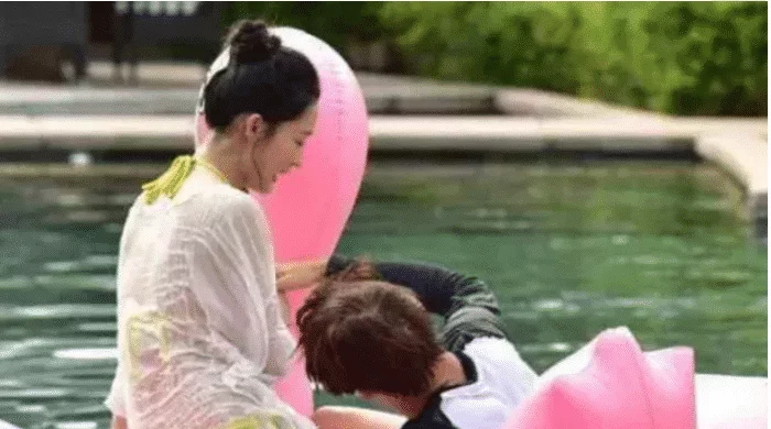 「魏大勋」有种“猪队友”叫魏大勋！随手扯开李沁外套，却发现李沁的泳裤只有3厘米