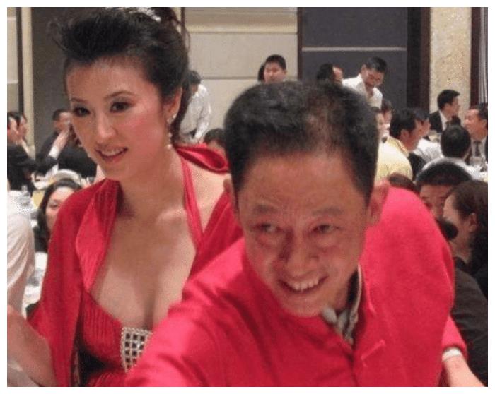 「许晴」抛弃徐帆，放弃许晴，最后娶了兰博基尼总裁，如今12岁儿子帅到掉渣