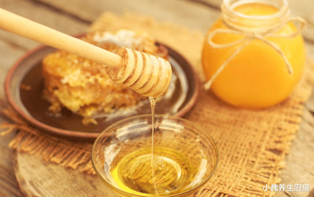 蜂蜜|买蜂蜜时，把蜂蜜瓶子倒过来，假蜂蜜立马现“原形”，别再被骗了
