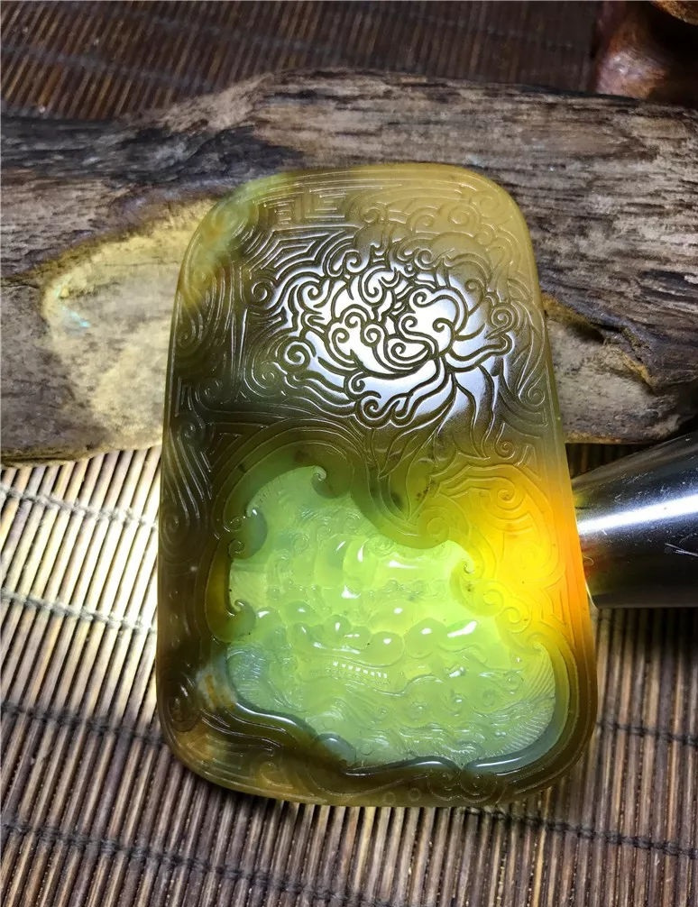 【翡翠】小伙买下怪庄翡翠原石，切开后欲哭无泪，成品却美丽动人！