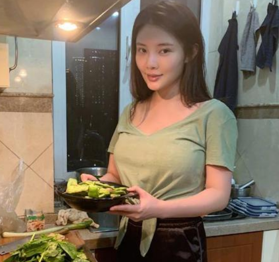 沈腾|王晶多年捧不红的“大嫂”，影帝都无能为力，沈腾却带她赚25亿