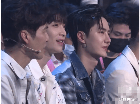 王一博|张艺兴王一博同框，王一博法令纹深脸似硅胶，张艺兴靠原装脸取胜