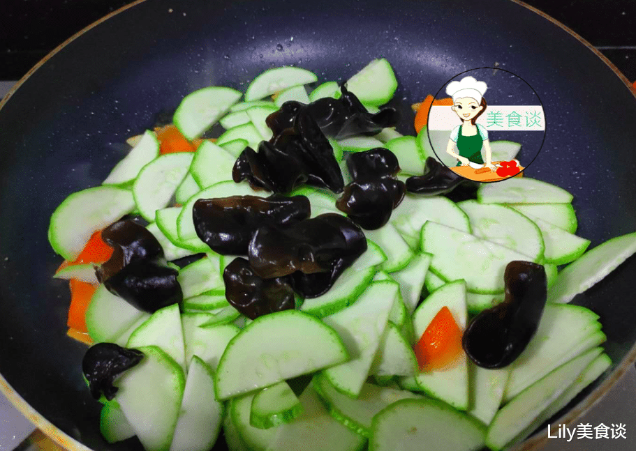 『鸡蛋』夏天这菜要多吃，和鸡蛋是绝配，维C含量丰富，清热除烦，正当季