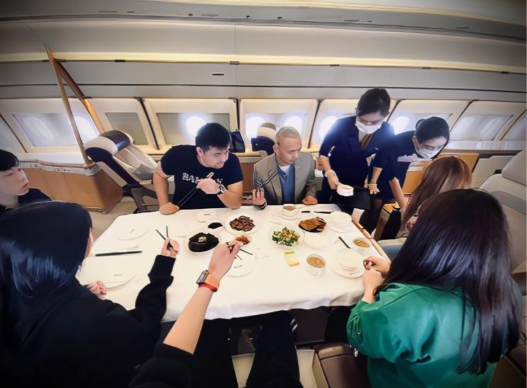 黄子韬|黄子韬又秀私人飞机,内部空旷一眼望不到头,装修精致胜豪华房车