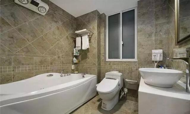 「姐姐」姐姐新家装修真豪华，客厅又大又亮，感觉花不少钱