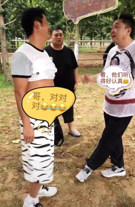 吴京|46岁吴京严重胖“失控”，穿T恤沙滩裤像中年大叔，啤酒肚比孙越还大