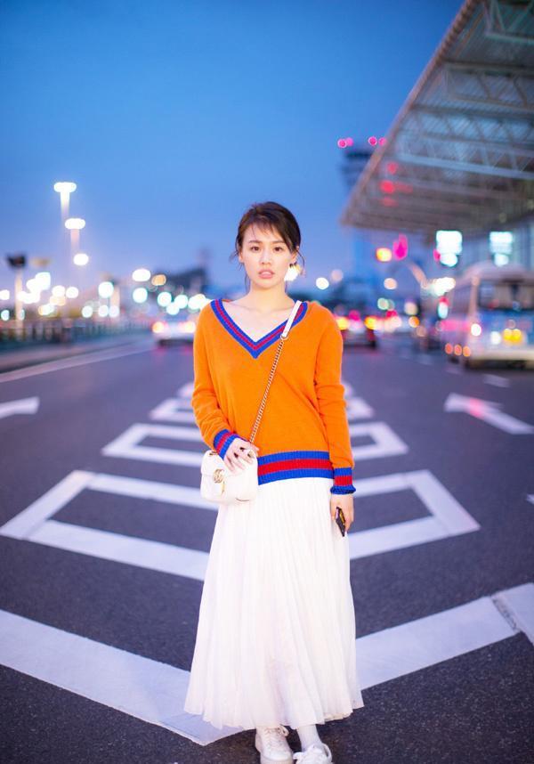 「穿衣搭配」32岁马思纯少女感不减！大胆挑战“漫画刘海”，效果不比lisa差