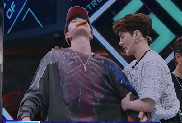 王一博|王一博生理不适坚持录节目？却遇上意外，一旁张艺兴的反应才是亮点