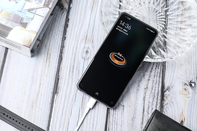 小米科技|IQOO5 对比小米10，差价200元，到底谁在被吊打？