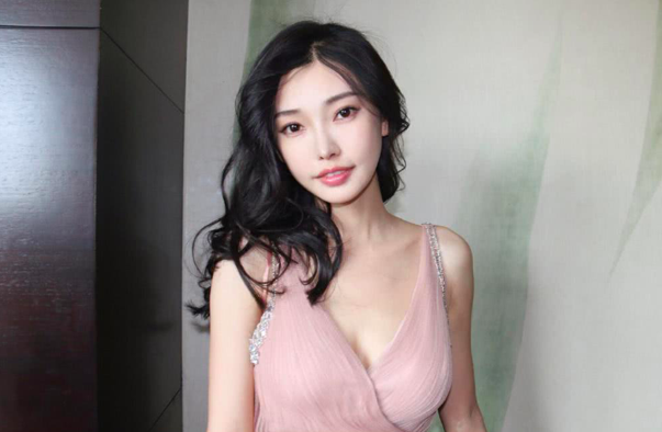 『王晶』导演王晶“御用”女郎童菲现状如何?看到她生活照片就明白了!