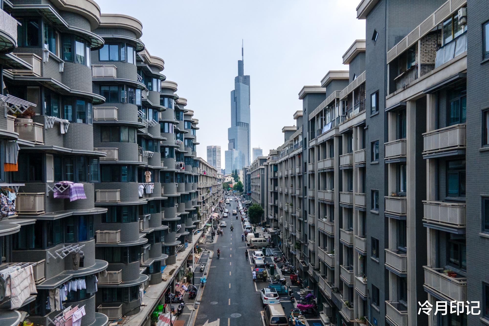 南京|“南京第一高楼”最魔幻的一面，在西桥即可看到，如今是网红景点