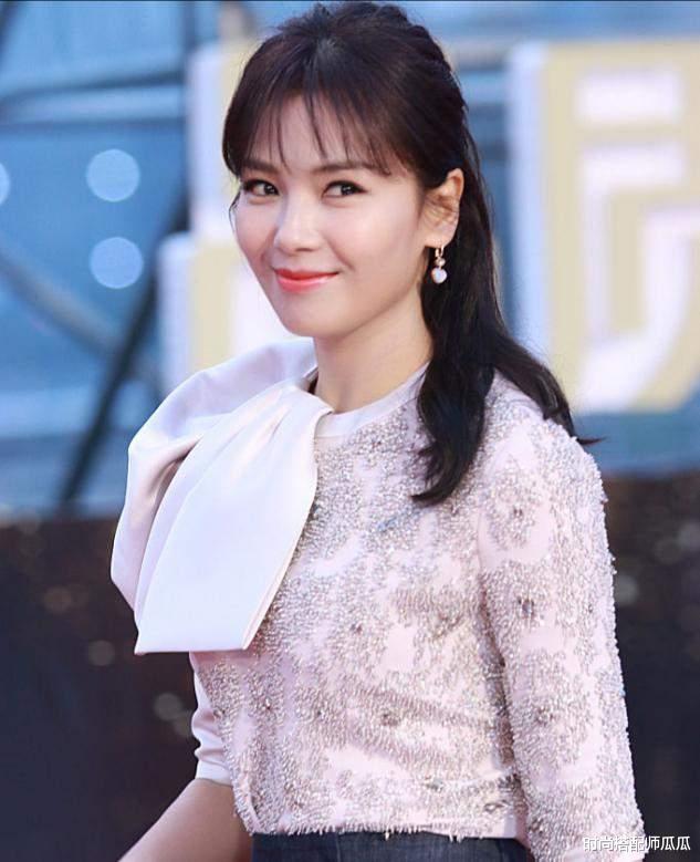 发型|女人过了48岁，尽量避开这3种发型，尤其是第2种，显老又土气