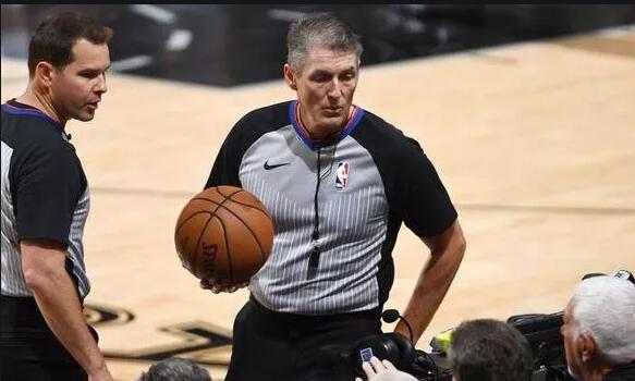 福斯特|火湖大战裁判引不满！球迷请愿NBA解雇福斯特，已有40%网友支持