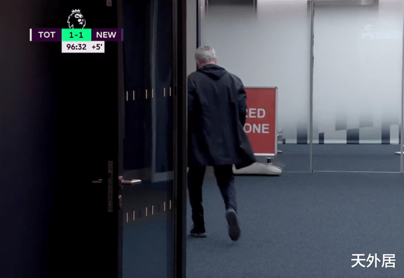 热刺|英超奇景！悍将被撞飞还被罚犯规，穆帅炮轰：希望热刺得到尊重