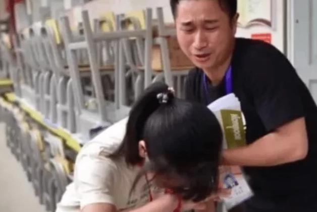 考试：19岁高考生忘涂选择题，哭着给老师下跪恳求拿回试卷，结果如何了