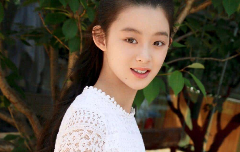 【杨幂】才13岁就这么成熟？杨幂签下小童星，浓妆艳抹不像个孩子