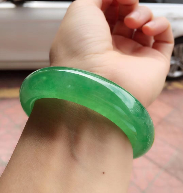 老玩家|只需一盖子可乐就能鉴定翡翠手镯，黑心商家气的直蹦跶