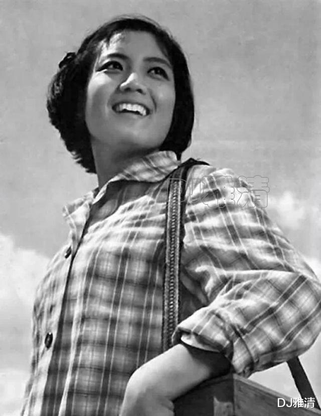 李秀明近照,昔日当红女星,唐国强老搭档,如今65岁,女儿长得像妈妈