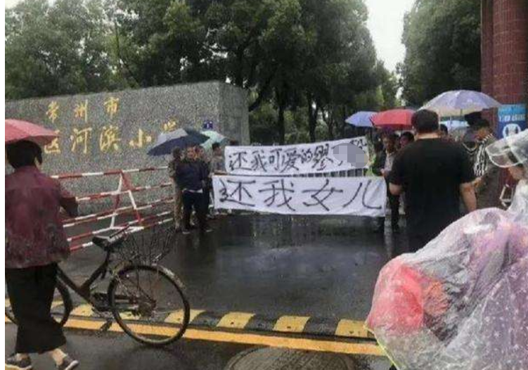 「作文」小学生作文被批跳楼死亡，比起校园中的体罚，更可怕的是孤立