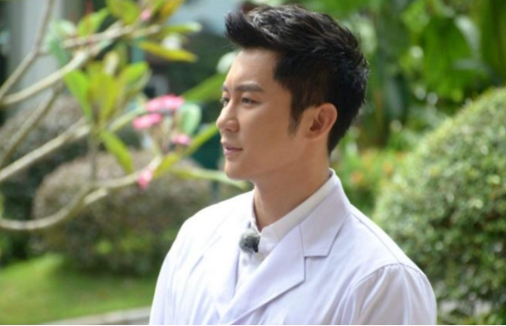 李晨■?李晨苦追她9年未果，转身嫁给小4岁老公，如今却被宠成公主