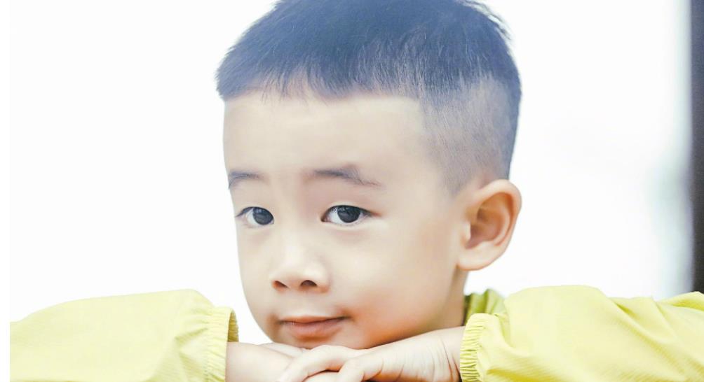 「整容」看看赵薇的孩子，再看看杨颖的孩子，网友：有没有整容一目了然