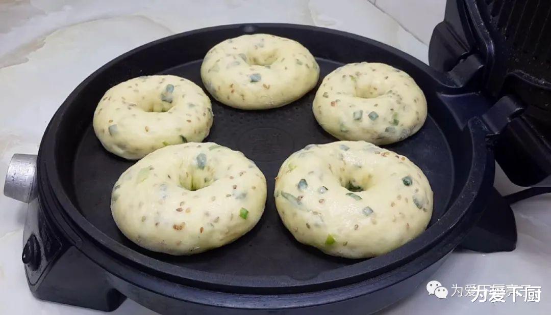 [面粉]面粉又出新吃法，撒1把葱花，柔软蓬松不油腻，比烧饼面包还好吃