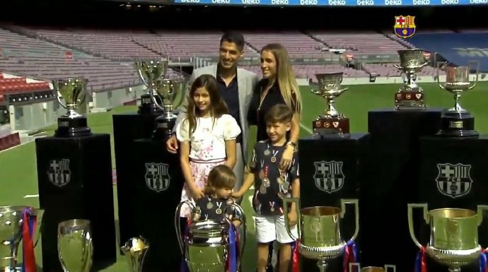 梅西|巴萨巨星笑中带泪离队！梅西领衔5将送别苏神 合影13座奖杯太催泪