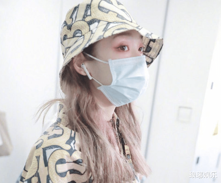 张艺凡|硬糖少女机场合体，陈卓璇对镜头大方打招呼，张艺凡却有点不自在