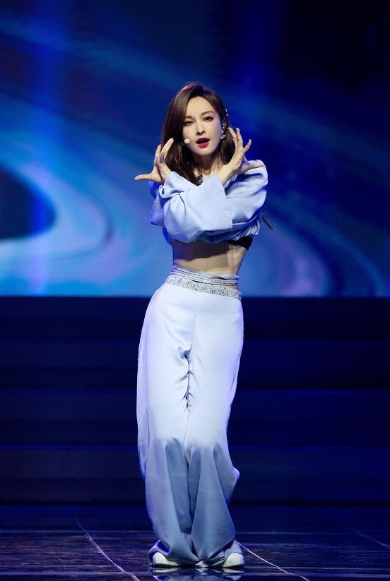 蝴蝶|吴昕又带火一款“剪刀发夹”,搭蝴蝶耳环美出新高度