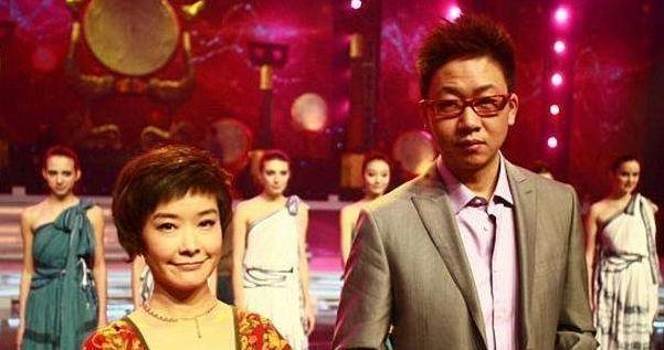 央视|依靠大7岁妻子出道，进央视成著名主持，走红后抛弃妻子爱新欢