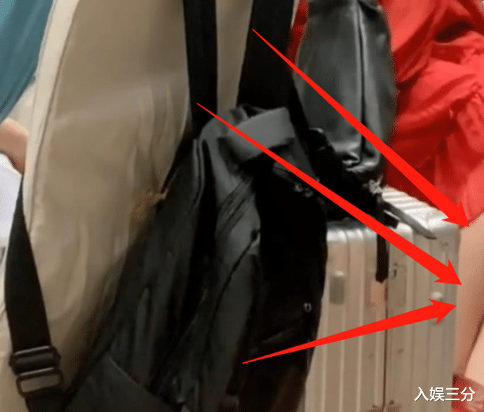 『关晓彤』关晓彤裙子坐着和杨紫聊天，下意识坐姿引起关注，素养是装不出的！