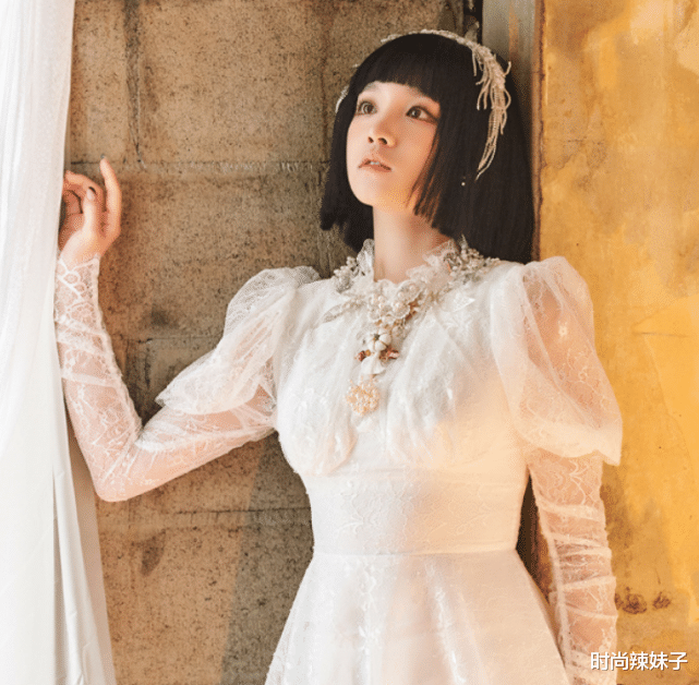 潘粤明|不懂宋雨琦为何只留长卷发？看到她往年直发造型后，我懂了