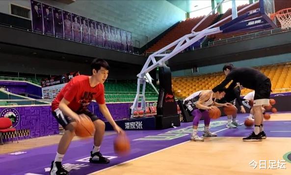 #山东男篮#山东男篮继续瘦身,一线队还有16名球员,这两人已经离开球队