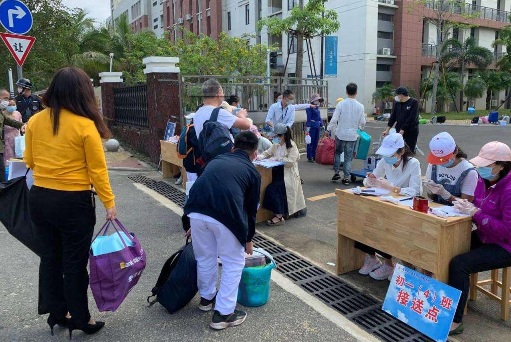 ##学生在校发烧37.5度,送到医院检测为新冠,那费用应该谁承担?