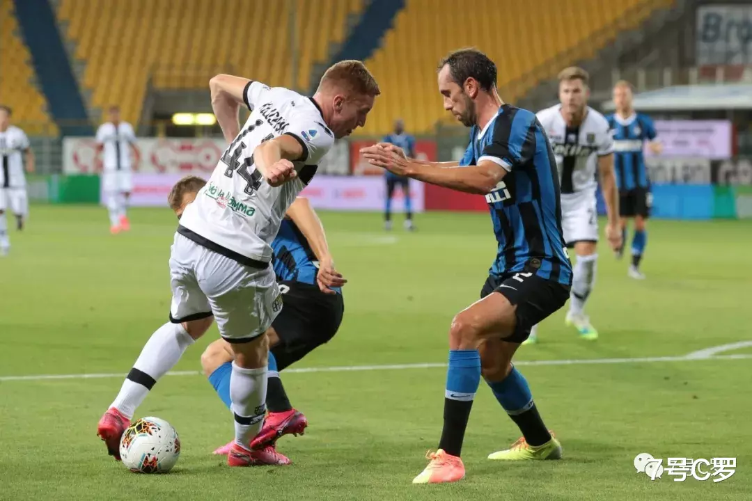 【尤文图斯】争议！禁区内脚踝被踢至90度扭曲，VAR却选择屏蔽