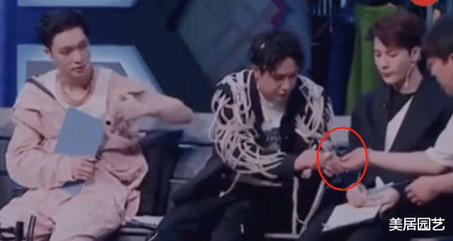 王一博|王一博录制《这就是街舞》随身携带肖战同款，看清是啥后，网友瞬间泪崩