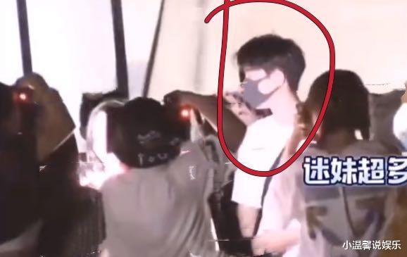 肖战|肖战深夜“悄悄开工”，出门后瞬间被围堵，太紧张眼神飘忽不定
