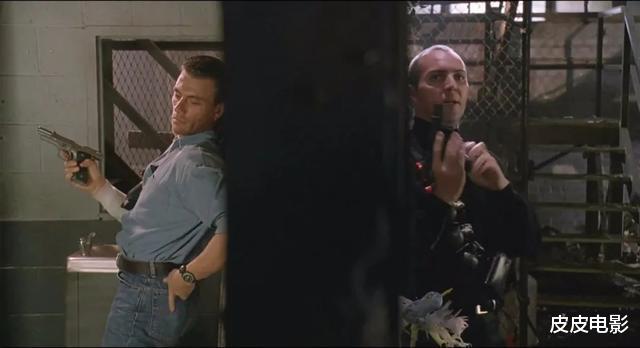 [吴宇森]1993年，吴宇森拍出这部B级片，美国票房大卖，香港影迷却怒给差评