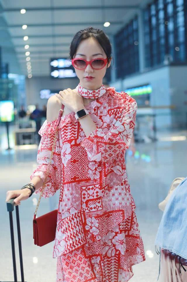 「韩雪」韩雪的气质真不是盖的，连“番茄鞋”都能穿出高级感，看着好优雅