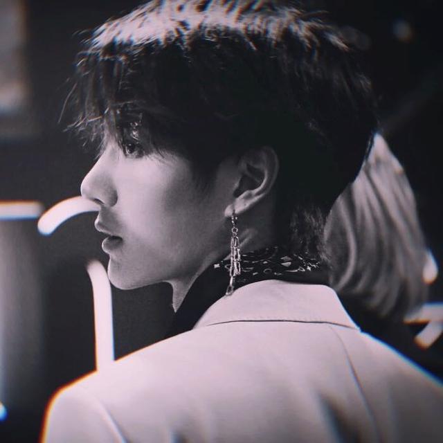 王一博|UNIQ名存实亡后，无依无靠的王一博才明白，天天向上对自己多重要