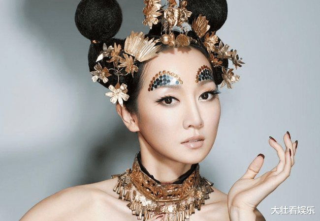 #萨顶顶#?萨顶顶凭借着音乐才华,成为乐坛一线艺人,有民族风情的表演特征