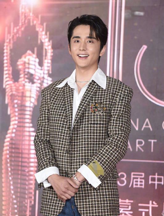 张天爱|谭松韵资源太虐：金鹰礼服竟是3年前的！却比金鹰女神宋茜还好看