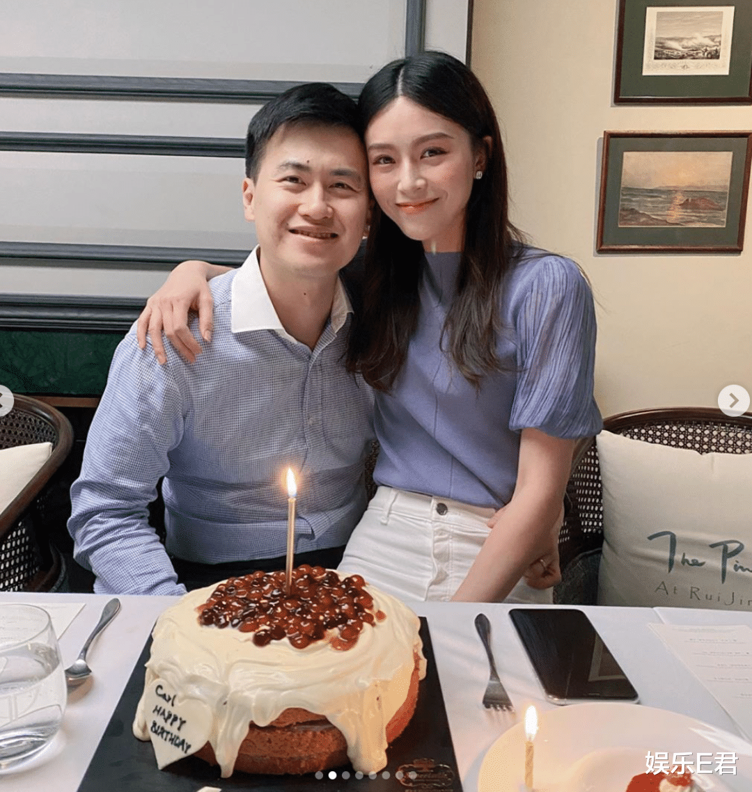 #文咏珊#32岁文咏珊坐老公大腿秀恩爱，继baby之后她也成了人生赢家