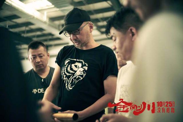 八佰|《八佰》影响力太大！四行仓库插满国旗，民众缅怀抗日烈士