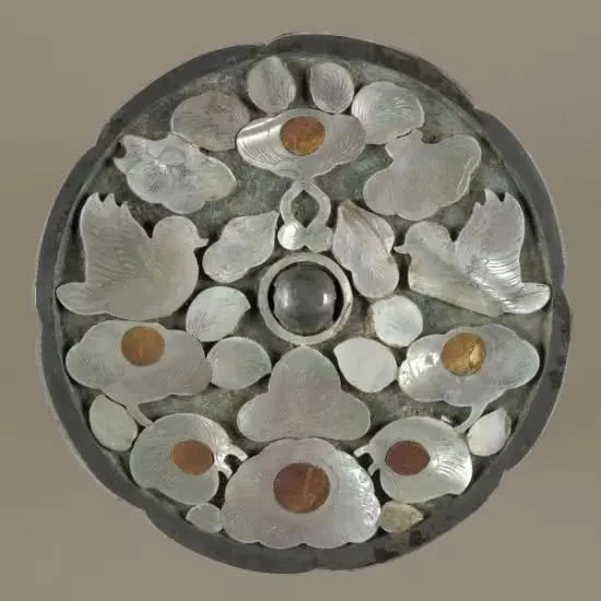 博物馆展出铜镜，为何从不以正面示人？专家：说出来你可能不信！