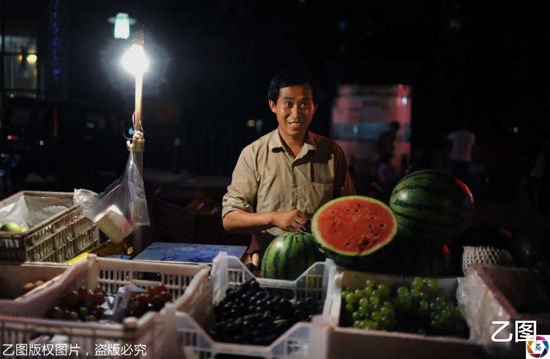 医院：实拍路灯下的谋生者：小夫妻带两个孩子摆摊，一晚挣百余元