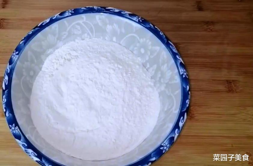 面粉：芝麻饼好吃解馋的做法，比买的好吃，无添加，吃一口又香又脆