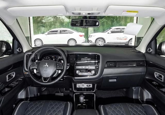 三菱欧蓝德|三菱又成功了，欧蓝德起配四驱2.4L，越野能力强，广汽生产的欧蓝德垫底