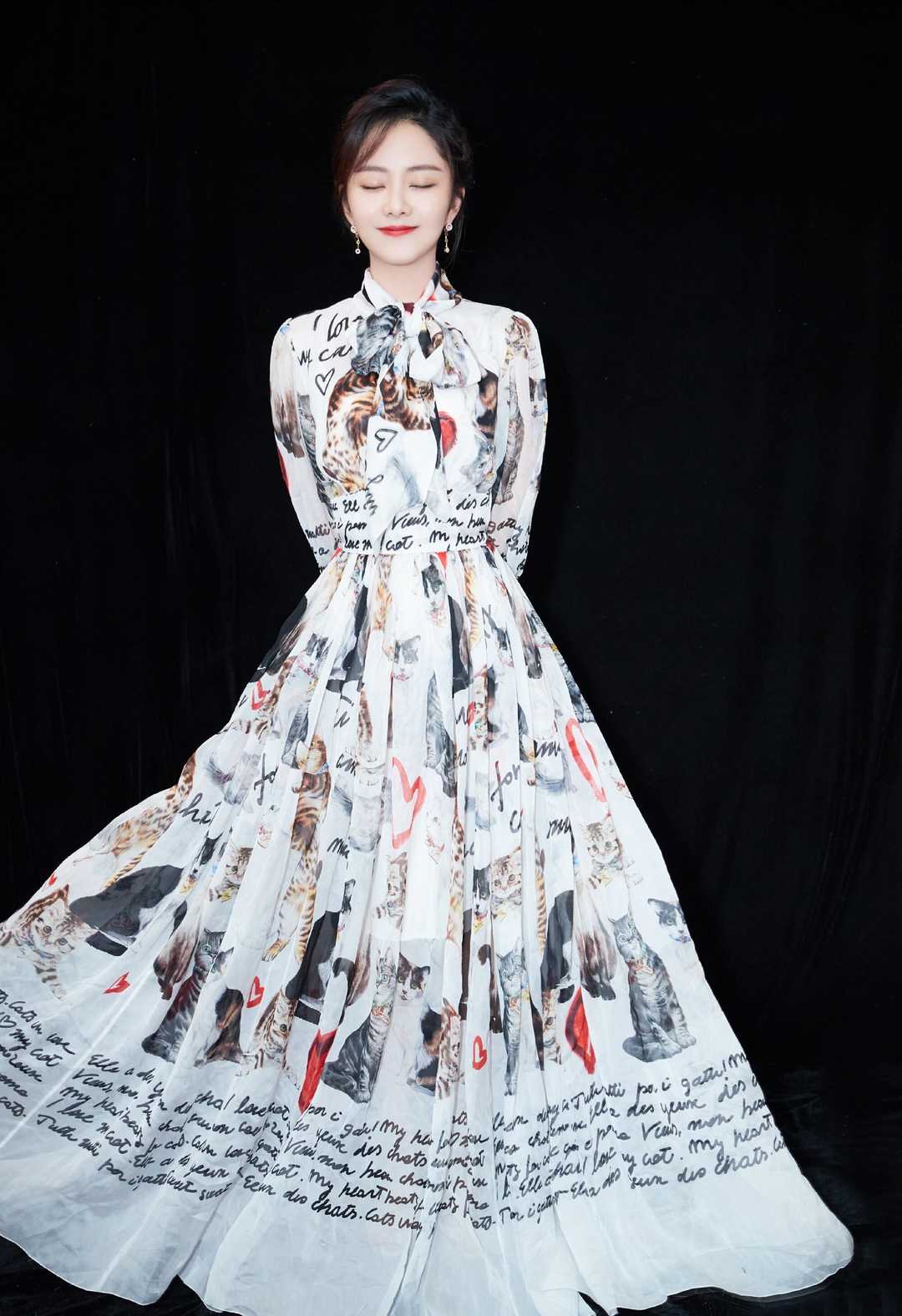 连衣裙|白百何这造型“火”了！咖啡色外套印花裙真好看，少女感扑面而来